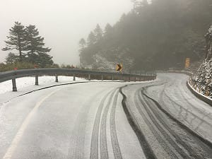 合歡山下冰霰了！台14甲限加掛雪鏈車輛通行