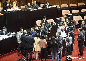 吳秉叡嗆聲「第一天當立委？」　鄭天財怒摔保溫瓶