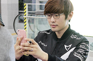 英雄聯盟明星賽》真愛隨行！Ambition帶妻子同行上戰場