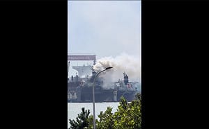 (影) 非洲貨輪停靠青島造船廠突然起火致30人死傷 習近平籲釐清事發原因