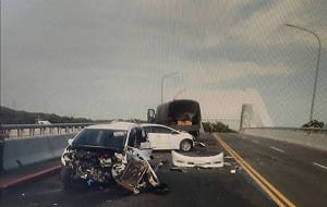 台中女閃自行車變換車道 撞軍用車又波及2車3人傷