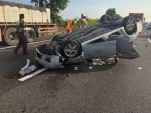 國1台南新營段自小客撞護欄翻覆　2人受傷送醫