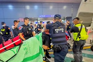 桃機國泰員工休息室男子持刀挾持實習生　遭航警逮捕