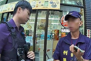 桃園男穿刑警背心攜手銬上街　涉冒充公職人員送辦