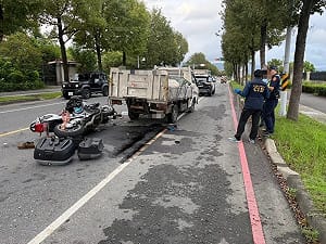 宜蘭重機疑追撞停等紅燈貨車　騎士夫妻1死1傷