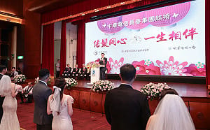 一次證婚72對！卓榮泰送催生大禮：明年生一胎每月5千、雙胞胎雙份