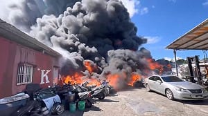 基隆七堵長安街廢車場大火  濃煙竄天際消防搶救