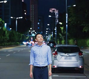 近百盞音符燈亮了！鄭朝方點亮頭前溪畔 竹北夜跑廊道再升級