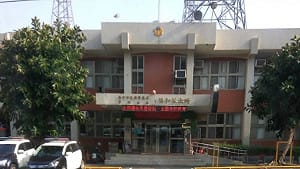 台中乘客公車上亮刀　司機報案頭撞派出所玻璃受傷