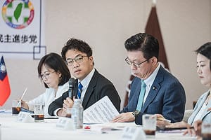 穿防彈背心遭蔣萬安批抹煞警察努力 沈伯洋：將帥無能才會讓基層感到疲累