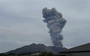 櫻島噴火火山灰柱衝上2500公尺　鹿兒島、宮崎與熊本多地警戒降灰
