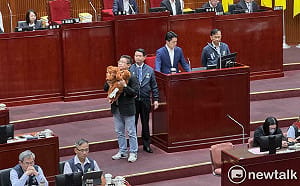 送「不看、不聽、不說」三猴子給蔣萬安　陳賢蔚酸北市府有「三不」