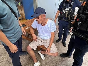男持刀闖淡江大學！身揹2條通緝 警火速逮人扣刀送辦