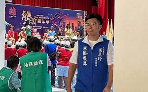 (影)候選人擋門外！佀廣洋穿「萬美玲助理背心」闖會場 他諷：投對胎比努力更重要
