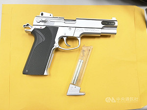新北男社區前揮舞玩具槍 警火速逮人依恐嚇公眾罪送辦