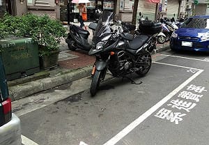 重機騎士看過來！台北市路邊停車大變革 10月6日起收費機車格「紅黃牌都能停」