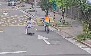 北市男騎腳踏車載大型沙發！網驚：個人搬家公司  警稱違規但無法舉發