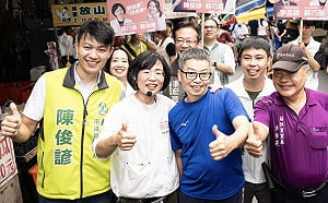 蘇巧慧板橋市場掃街  民眾高喊：一定投給妳！