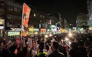 沈伯洋晚間到公館夜市拜票「洋流」塞爆汀州路 洋粉下午3點就來等