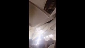 (影) 戰時沒空維修? 邊飛邊掉零件 伊朗波音客機起飛後輪胎脫落、天花板崩塌