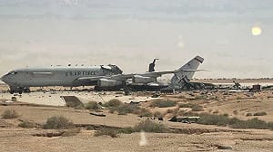 美軍挨轟近照曝光  E-3預警機機尾斷裂、科威特營地營房被掏空