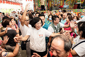 蘇巧慧板橋掃市場人氣旺、土城參拜祈福  承諾都更加速、司法園區建置