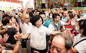 蘇巧慧板橋掃市場人氣旺、土城參拜祈福  承諾都更加速、司法園區建置