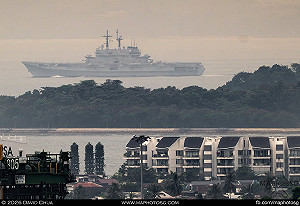 快到新家了！印尼首艘航艦「加查馬達號」通過新加坡海峽