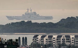 快到新家了！印尼首艘航艦「加查馬達號」通過新加坡海峽