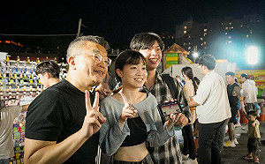 (影)兵分兩路再合體！蔡其昌攜手「小雞」掃夜市 傾聽市民與攤商心聲