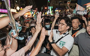 (影)沈伯洋公館人潮擠爆、專訪破200萬！律師：「洋流」戳破蔣萬安金玉其外、特權其中