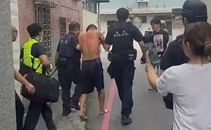 花蓮男持刀襲警！爬屋頂對峙超1小時落網 疑吸毒情緒失控