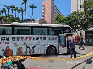 台中大客車撞新加坡籍女遊客  傷者搶救尚未脫險