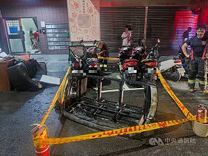 新北男拾荒疑拿打火機照明引燃沙發　延燒4機車遭送辦