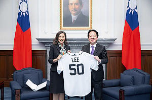 美國密西根州州長致贈李灝宇球衣 賴清德笑開懷