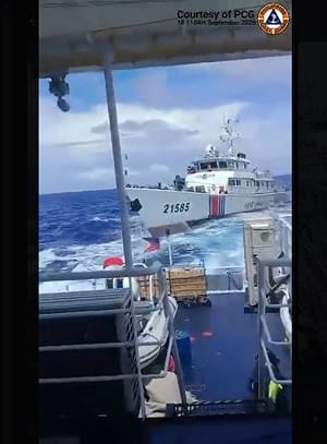 （影）南海再傳碰撞！中控菲船斜插船艏  菲斥中國海警蓄意衝撞