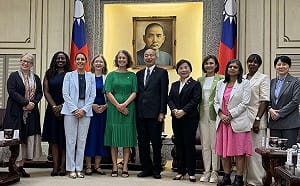 韓國瑜戲稱：英國國會是王子住的、台灣立院是乞丐住的