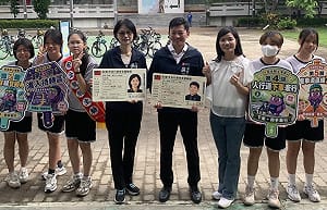 高雄光華國中示範自行車安全駕駛 教育、交通局長帶頭體驗路考 