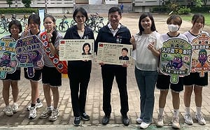 高雄光華國中示範自行車安全駕駛 教育、交通局長帶頭體驗路考