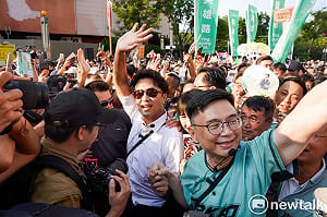 現場直擊》｢洋流｣湧進港都！沈伯洋南下高雄合體賴瑞隆人潮大爆滿