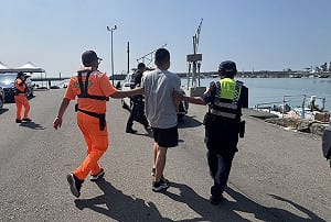 通緝犯從東石港欲搭船赴外傘頂洲　遭海巡攔查逮捕