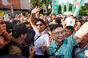 邀沈伯洋「英雄路港灣走讀」　賴瑞隆化身「高雄導覽員」說故事