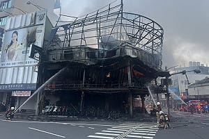 南市機車商行清晨火災　逾百輛機車幾乎全毀無人傷