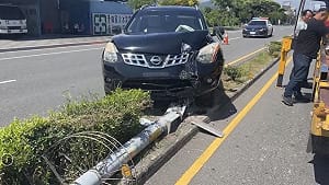 前立委廖國棟開車自撞分隔島燈桿  自行下車後送醫