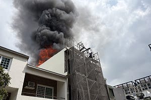 台南新建案工地頂樓冒火煙　1男性工人疑嗆傷送醫