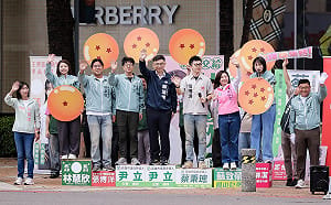 議員候選人化身「七『隆』珠」 選戰倒數關鍵召喚神「隆」站路口