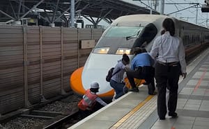 高鐵台南站驚傳落軌！自行爬回月台送辦 2班列車延誤