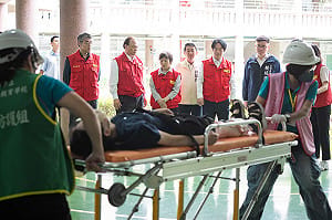 (影)視導學校地震避難掩護演練　賴清德肯定特殊生防災照顧及準備情形
