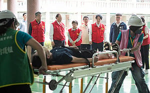 (影)視導學校地震避難掩護演練　賴清德肯定特殊生防災照顧及準備情形