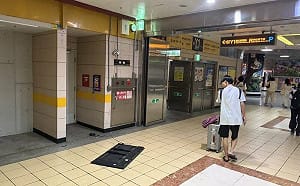 台北地下街噴滅火器、砸電視！推倒機車騎士釀3傷 精神不穩男子送辦